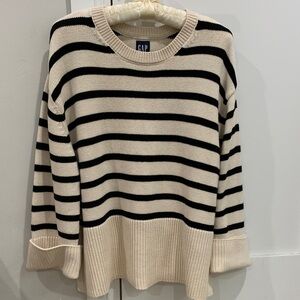 GAP Women's Black and Cream Striped Crew Neck Sweater